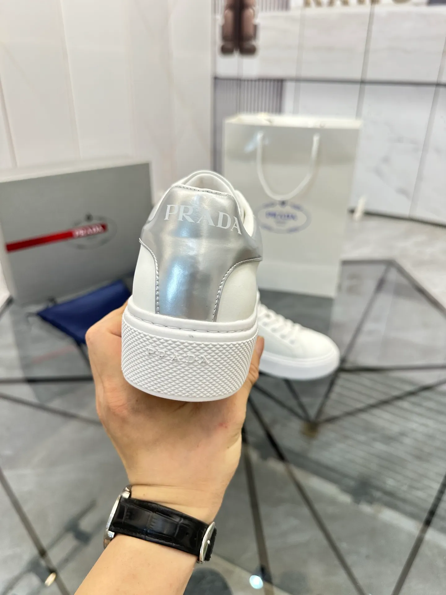 Men's shoes for sale 💰: 💰P520¥ High-end top quality Product trademark: Prada *"Prada*" low-top casual shoes Regular size: 35-45 (can be customized to 46) Couple style Product materials: imported first-layer cowhide leather upper, water-dyed sheep lining, original ultra-light foam outsole. No.: H201